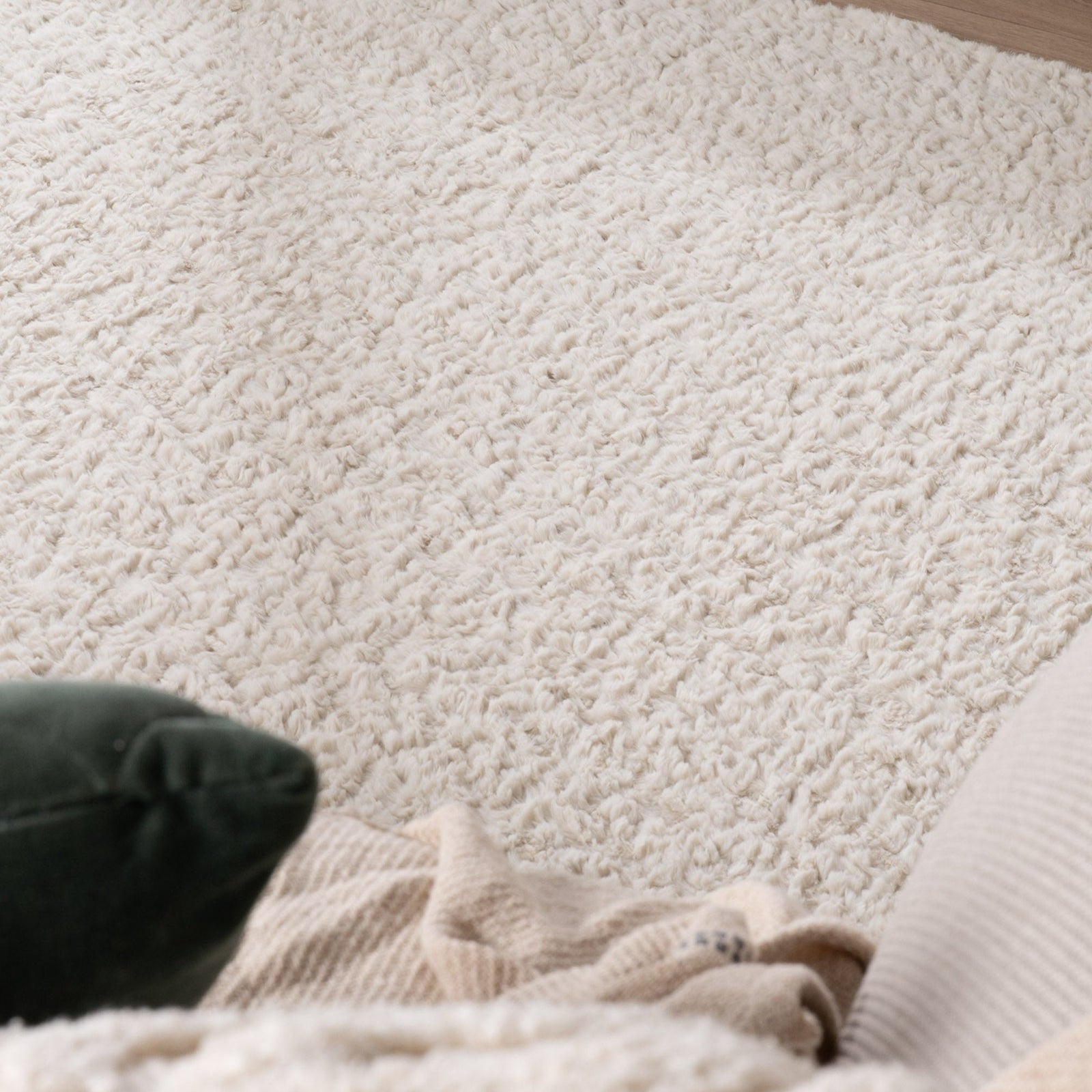 Round Fluffy Rug – Bobby White
